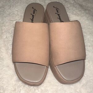 NWOT FREE PEOPLE Women's Tan Slide Sandals